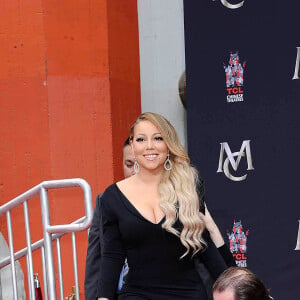 Mariah Carey laisse ses empreintes dans le ciment lors d'une cérémonie au Chinese Theater à Hollywood. Los Angeles, le 1er novembre 2017.