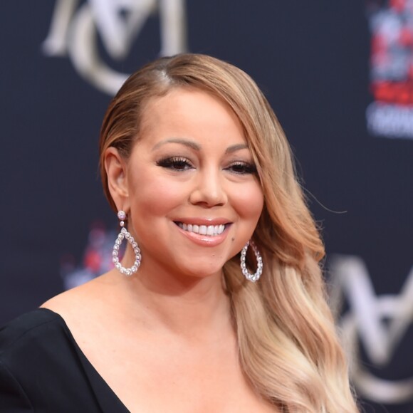 Mariah Carey laisse ses empreintes dans le ciment lors d'une cérémonie au Chinese Theater à Hollywood. Los Angeles, le 1er novembre 2017. © Chris Delmas/Bestimage