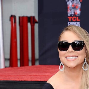 Mariah Carey laisse ses empreintes dans le ciment lors d'une cérémonie au Chinese Theater à Hollywood. Los Angeles, le 1er novembre 2017.