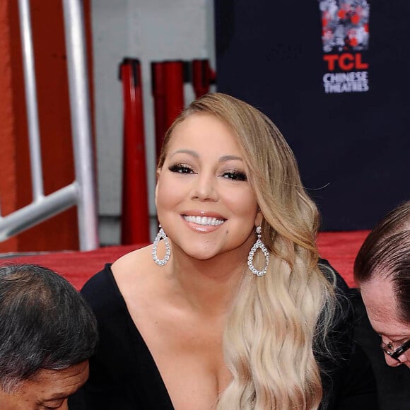 Mariah Carey laisse ses empreintes dans le ciment lors d'une cérémonie au Chinese Theater à Hollywood. Los Angeles, le 1er novembre 2017.