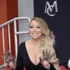 Mariah Carey laisse ses empreintes dans le ciment lors d'une cérémonie au Chinese Theater à Hollywood. Los Angeles, le 1er novembre 2017.