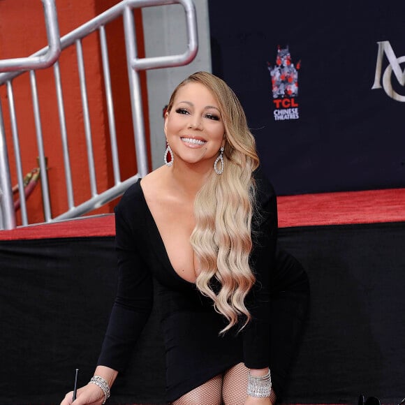 Mariah Carey laisse ses empreintes dans le ciment lors d'une cérémonie au Chinese Theater à Hollywood. Los Angeles, le 1er novembre 2017.