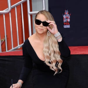 Mariah Carey laisse ses empreintes dans le ciment lors d'une cérémonie au Chinese Theater à Hollywood. Los Angeles, le 1er novembre 2017.