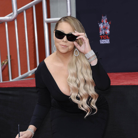 Mariah Carey laisse ses empreintes dans le ciment lors d'une cérémonie au Chinese Theater à Hollywood. Los Angeles, le 1er novembre 2017.