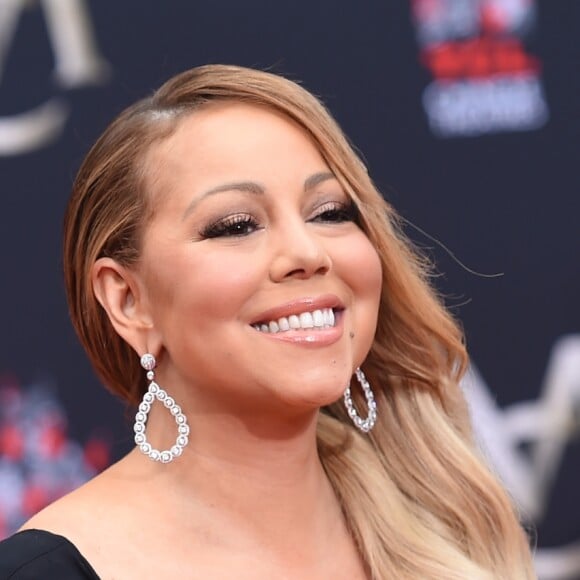 Mariah Carey laisse ses empreintes dans le ciment lors d'une cérémonie au Chinese Theater à Hollywood. Los Angeles, le 1er novembre 2017. © Chris Delmas/Bestimage