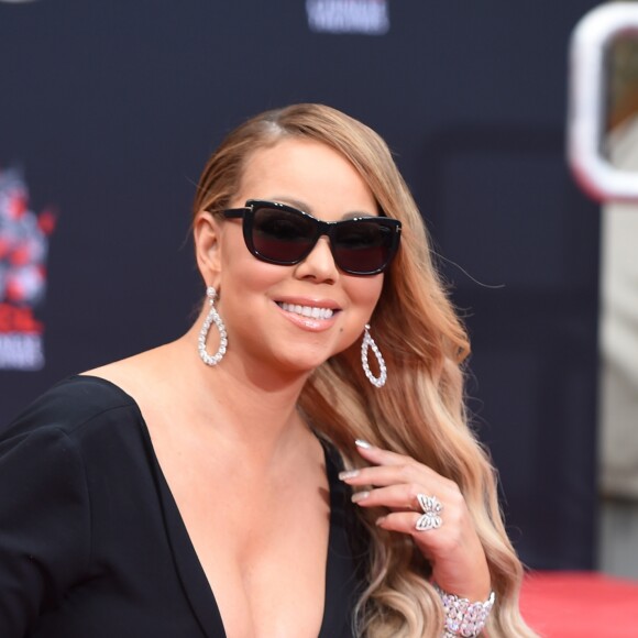 Mariah Carey laisse ses empreintes dans le ciment lors d'une cérémonie au Chinese Theater à Hollywood. Los Angeles, le 1er novembre 2017. © Chris Delmas/Bestimage