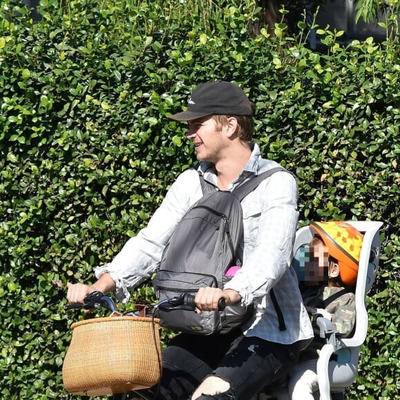 Hayden Christensen profite d'une belle journée ensoleillée en compagnie de sa fille Briar Rose à Studio City. Le père et la fille ont déjeunés ensemble puis ils ont fait une balade à vélo, le 6 novembre 2017.