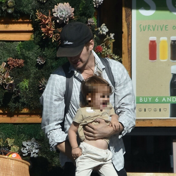Hayden Christensen profite d'une belle journée ensoleillée en compagnie de sa fille Briar Rose à Studio City. Le père et la fille ont déjeunés ensemble puis ils ont fait une balade à vélo, le 6 novembre 2017.