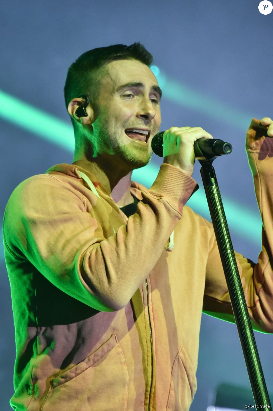 Le groupe Maroon 5 (le chanteur Adam Levine) à Nice en concert au ...