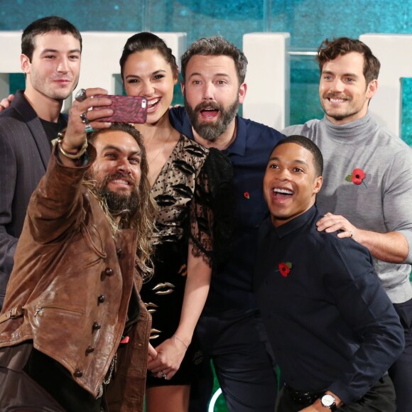 Jason Momoa, Gal Gadot, Henry Cavill, Ezra Miller, Ray Fisher et Ben Affleck - Première du film "Justice League" à Londres le 4 novembre 2017.