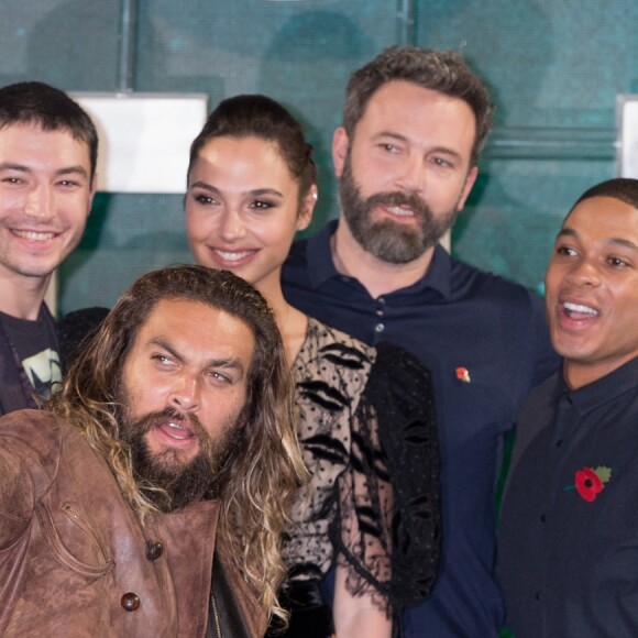 Jason Momoa, Gal Gadot, Henry Cavill, Ezra Miller, Ray Fisher et Ben Affleck - Première du film "Justice League" à Londres le 4 novembre 2017.