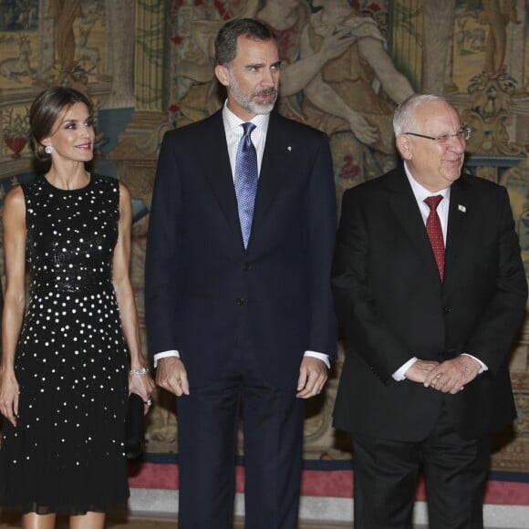 Le roi Felipe VI et la reine Letizia d'Espagne (habillée d'une robe Carolina Herrera) ont pris part le 7 novembre 2017 à un dîner offert par le président de l'Etat d'Israël Reuven Rivlin et sa femme Nechama au palais du Pardo, à Madrid, en conclusion de leur visite officielle de deux jours en Espagne.