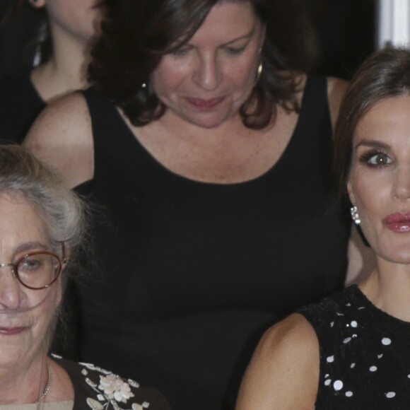 Le roi Felipe VI et la reine Letizia d'Espagne (habillée d'une robe Carolina Herrera), qui donnait aimbalement le bras à la première dame israélienne (atteinte d'une fibrose pulmonaire) ont pris part le 7 novembre 2017 à un dîner offert par le président de l'Etat d'Israël Reuven Rivlin et sa femme Nechama au palais du Pardo, à Madrid, en conclusion de leur visite officielle de deux jours en Espagne.