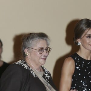 Le roi Felipe VI et la reine Letizia d'Espagne (habillée d'une robe Carolina Herrera), qui donnait aimbalement le bras à la première dame israélienne (atteinte d'une fibrose pulmonaire) ont pris part le 7 novembre 2017 à un dîner offert par le président de l'Etat d'Israël Reuven Rivlin et sa femme Nechama au palais du Pardo, à Madrid, en conclusion de leur visite officielle de deux jours en Espagne.