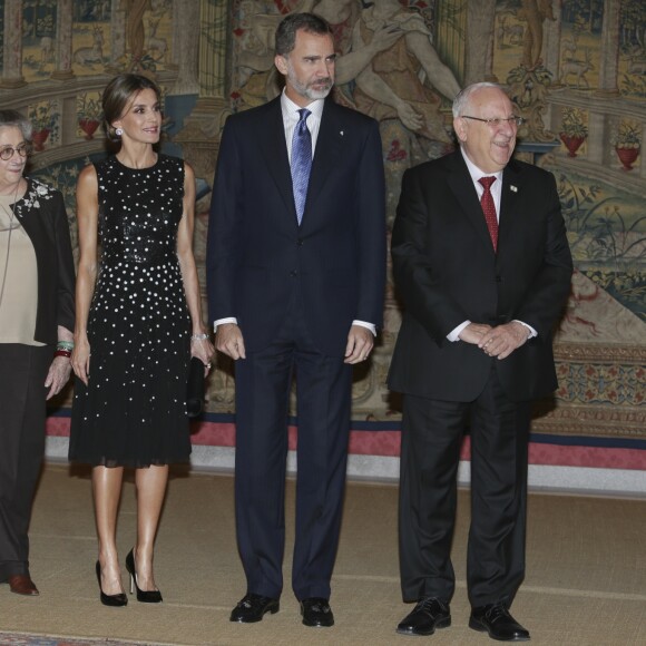 Le roi Felipe VI et la reine Letizia d'Espagne (habillée d'une robe Carolina Herrera) ont pris part le 7 novembre 2017 à un dîner offert par le président de l'Etat d'Israël Reuven Rivlin et sa femme Nechama au palais du Pardo, à Madrid, en conclusion de leur visite officielle de deux jours en Espagne.