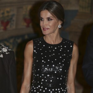 Le roi Felipe VI et la reine Letizia d'Espagne (habillée d'une robe Carolina Herrera) ont pris part le 7 novembre 2017 à un dîner offert par le président de l'Etat d'Israël Reuven Rivlin et sa femme Nechama au palais du Pardo, à Madrid, en conclusion de leur visite officielle de deux jours en Espagne.