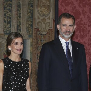 Le roi Felipe VI et la reine Letizia d'Espagne (habillée d'une robe Carolina Herrera) ont pris part le 7 novembre 2017 à un dîner offert par le président de l'Etat d'Israël Reuven Rivlin et sa femme Nechama au palais du Pardo, à Madrid, en conclusion de leur visite officielle de deux jours en Espagne.