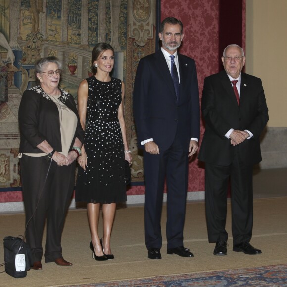 Le roi Felipe VI et la reine Letizia d'Espagne (habillée d'une robe Carolina Herrera) ont pris part le 7 novembre 2017 à un dîner offert par le président de l'Etat d'Israël Reuven Rivlin et sa femme Nechama au palais du Pardo, à Madrid, en conclusion de leur visite officielle de deux jours en Espagne.