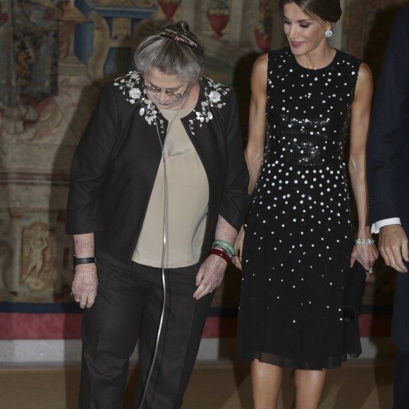 Le roi Felipe VI et la reine Letizia d'Espagne (habillée d'une robe Carolina Herrera) ont pris part le 7 novembre 2017 à un dîner offert par le président de l'Etat d'Israël Reuven Rivlin et sa femme Nechama au palais du Pardo, à Madrid, en conclusion de leur visite officielle de deux jours en Espagne.