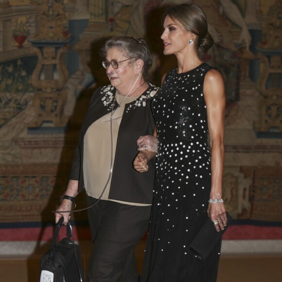 Le roi Felipe VI et la reine Letizia d'Espagne (habillée d'une robe Carolina Herrera) ont pris part le 7 novembre 2017 à un dîner offert par le président de l'Etat d'Israël Reuven Rivlin et sa femme Nechama au palais du Pardo, à Madrid, en conclusion de leur visite officielle de deux jours en Espagne.