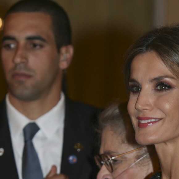 Le roi Felipe VI et la reine Letizia d'Espagne (habillée d'une robe Carolina Herrera) ont pris part le 7 novembre 2017 à un dîner offert par le président de l'Etat d'Israël Reuven Rivlin et sa femme Nechama au palais du Pardo, à Madrid, en conclusion de leur visite officielle de deux jours en Espagne.