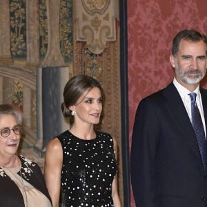 Le roi Felipe VI et la reine Letizia d'Espagne (habillée d'une robe Carolina Herrera) ont pris part le 7 novembre 2017 à un dîner offert par le président de l'Etat d'Israël Reuven Rivlin et sa femme Nechama au palais du Pardo, à Madrid, en conclusion de leur visite officielle de deux jours en Espagne.