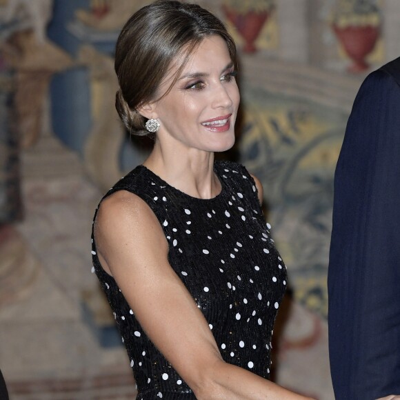 Le roi Felipe VI et la reine Letizia d'Espagne (habillée d'une robe Carolina Herrera) ont pris part le 7 novembre 2017 à un dîner offert par le président de l'Etat d'Israël Reuven Rivlin et sa femme Nechama au palais du Pardo, à Madrid, en conclusion de leur visite officielle de deux jours en Espagne.