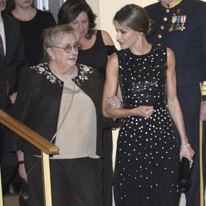 Le roi Felipe VI et la reine Letizia d'Espagne (habillée d'une robe Carolina Herrera), qui donnait aimbalement le bras à la première dame israélienne (atteinte d'une fibrose pulmonaire) ont pris part le 7 novembre 2017 à un dîner offert par le président de l'Etat d'Israël Reuven Rivlin et sa femme Nechama au palais du Pardo, à Madrid, en conclusion de leur visite officielle de deux jours en Espagne.