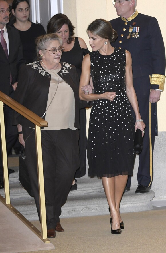 Le roi Felipe VI et la reine Letizia d'Espagne (habillée d'une robe Carolina Herrera), qui donnait aimbalement le bras à la première dame israélienne (atteinte d'une fibrose pulmonaire) ont pris part le 7 novembre 2017 à un dîner offert par le président de l'Etat d'Israël Reuven Rivlin et sa femme Nechama au palais du Pardo, à Madrid, en conclusion de leur visite officielle de deux jours en Espagne.