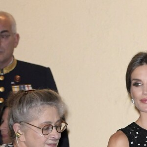 Le roi Felipe VI et la reine Letizia d'Espagne (habillée d'une robe Carolina Herrera), qui donnait aimbalement le bras à la première dame israélienne (atteinte d'une fibrose pulmonaire) ont pris part le 7 novembre 2017 à un dîner offert par le président de l'Etat d'Israël Reuven Rivlin et sa femme Nechama au palais du Pardo, à Madrid, en conclusion de leur visite officielle de deux jours en Espagne.