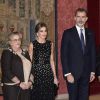 Le roi Felipe VI et la reine Letizia d'Espagne (habillée d'une robe Carolina Herrera) ont pris part le 7 novembre 2017 à un dîner offert par le président de l'Etat d'Israël Reuven Rivlin et sa femme Nechama au palais du Pardo, à Madrid, en conclusion de leur visite officielle de deux jours en Espagne.