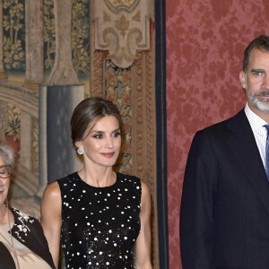 Le roi Felipe VI et la reine Letizia d'Espagne (habillée d'une robe Carolina Herrera) ont pris part le 7 novembre 2017 à un dîner offert par le président de l'Etat d'Israël Reuven Rivlin et sa femme Nechama au palais du Pardo, à Madrid, en conclusion de leur visite officielle de deux jours en Espagne.