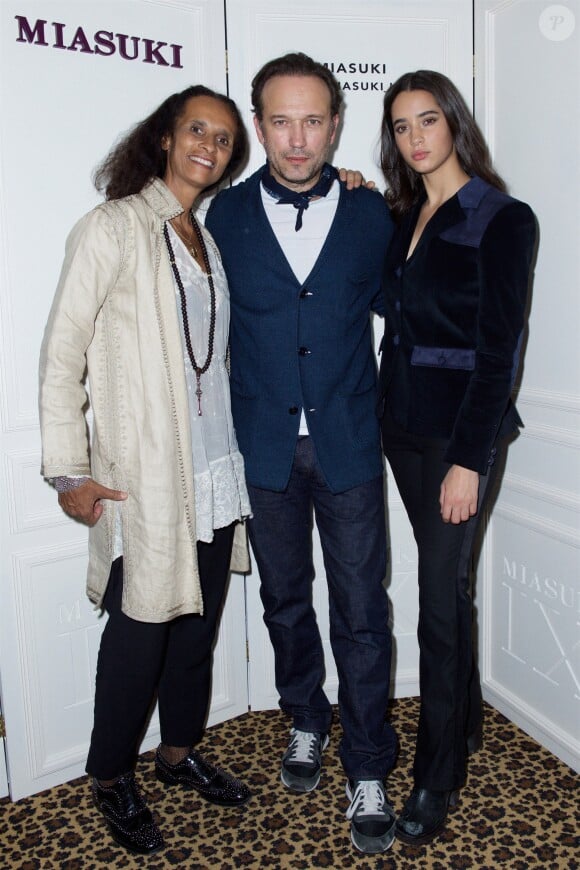 Exclusif - Vincent Perez et sa femme Karine Silla et leur fille Iman Perez - Soirée pour la présentation de la collection de luxe pour cavalières "Miasuki" au restaurant Loulou à Paris le 9 novembre 2017. Miasuki est une collection de vêtements équestres unique pour ses qualités novatrices révolutionnaires combinée avec un style dynamique et élégant. © Julio Piatti/Bestimage