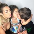 Emilie Nef Naf pose avec ses deux enfants,  Maëlla et Menzo, sur Instagram le 30 août 2017. 