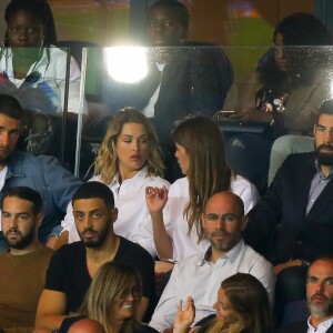 Luka Karabatic, sa compagne Jeny Priez, Nikola Karabatic et sa femme Géraldine Pillet dans les tribunes lors du match de Ligue 1 entre le Paris Saint-Germain et le FC Toulouse au Parc des Princes à Paris, le 20 août 2017.