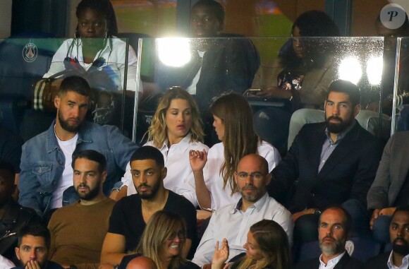 Luka Karabatic, sa compagne Jeny Priez, Nikola Karabatic et sa femme Géraldine Pillet dans les tribunes lors du match de Ligue 1 entre le Paris Saint-Germain et le FC Toulouse au Parc des Princes à Paris, le 20 août 2017.