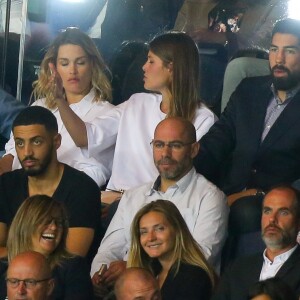 Luka Karabatic, sa compagne Jeny Priez, Nikola Karabatic et sa femme Géraldine Pillet dans les tribunes lors du match de Ligue 1 entre le Paris Saint-Germain et le FC Toulouse au Parc des Princes à Paris, le 20 août 2017.