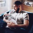 Luka Karabatic pose avec sa fille Deva, née le 4 novembre 2017. Instagram, novembre 2017.