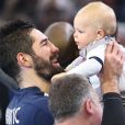 Nikola Karabatic rejoint son fils Alek après le match de demi-finale du 25th mondial de handball, France - Slovénie à l'AccorHotels Arena à Paris, France, le 26 janvier 2017. © Cyril Moreau/Bestimage