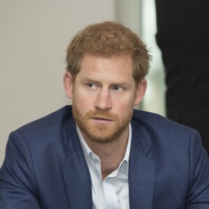 Le prince Harry visite le gymnase Orestad, une école innovante faisant partie d'un réseau mondial encourageant les étudiants à identifier et à résoudre les problèmes auxquels leur génération est confrontée, à Copenhague, le 26 octobre 2017