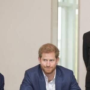 Le prince Harry visite le gymnase Orestad, une école innovante faisant partie d'un réseau mondial encourageant les étudiants à identifier et à résoudre les problèmes auxquels leur génération est confrontée, à Copenhague, le 26 octobre 2017