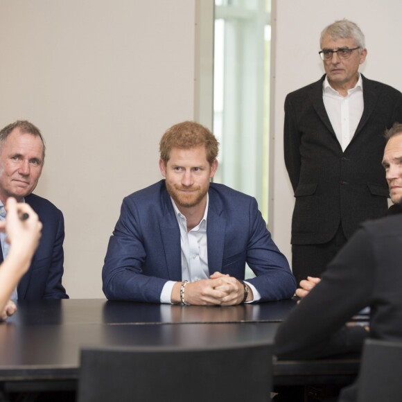 Le prince Harry visite le gymnase Orestad, une école innovante faisant partie d'un réseau mondial encourageant les étudiants à identifier et à résoudre les problèmes auxquels leur génération est confrontée, à Copenhague, le 26 octobre 2017