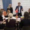 Le prince Harry visite le gymnase Orestad, une école innovante faisant partie d'un réseau mondial encourageant les étudiants à identifier et à résoudre les problèmes auxquels leur génération est confrontée, à Copenhague, le 26 octobre 2017