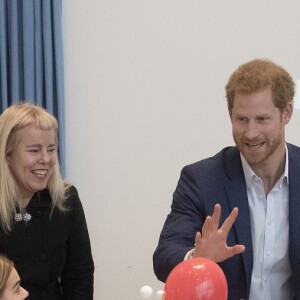 Le prince Harry visite le gymnase Orestad, une école innovante faisant partie d'un réseau mondial encourageant les étudiants à identifier et à résoudre les problèmes auxquels leur génération est confrontée, à Copenhague, le 26 octobre 2017