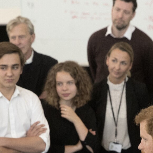 Le prince Harry visite le gymnase Orestad, une école innovante faisant partie d'un réseau mondial encourageant les étudiants à identifier et à résoudre les problèmes auxquels leur génération est confrontée, à Copenhague, le 26 octobre 2017