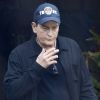 Exclusif - Charlie Sheen fume une cigarette devant chez ses parents à Malibu. Nouvelles accusations dans le monde d'Hollywood. Charlie Sheen aurait violé le jeune acteur Corey Haim, décédé en 2010, alors qu'il n'avait que 13 ans. Le 1er novembre 2017 Exclusive - Charlie Sheen was spotted smoking a cigarette outside of his parents house last week. Charlie has been accused of raping Corey Haim on the set of "Lucas" when Corey was 13 years old. 1st november 201701/11/2017 - Los Angeles
