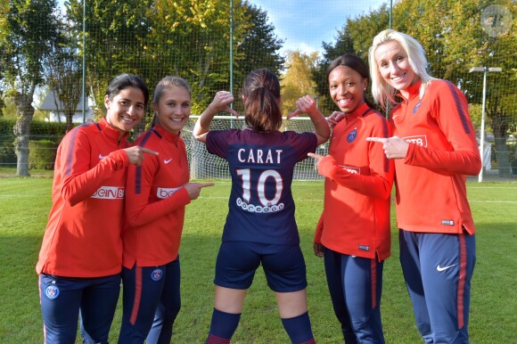 Katarzyna Kiedrzynek, Eve Périsset, Fabienne Carat, Grace Geyoro et Shirley Cruz - Fabienne Carat s'entraîne avec les joueuses du Psg pour l'émission Happy Sports sur beIN Sport au centre d'entraînement du Psg à Louveciennes le 9 novembre 2017. © Giancarlo Gorassini/Bestimage