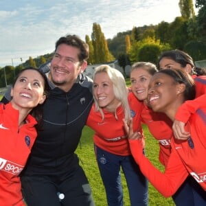 Fabienne Carat, Vincent Parisi, Katarzyna Kiedrzynek, Eve Périsset, Shirley Cruz et Grace Geyoro - Fabienne Carat s'entraîne avec les joueuses du Psg pour l'émission Happy Sports sur beIN Sport au centre d'entraînement du Psg à Louveciennes le 9 novembre 2017. © Giancarlo Gorassini/Bestimage