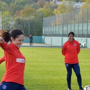 Fabienne Carat - Fabienne Carat s'entraîne avec les joueuses du Psg pour l'émission Happy Sports sur beIN Sport au centre d'entraînement du Psg à Louveciennes le 9 novembre 2017. © Giancarlo Gorassini/Bestimage