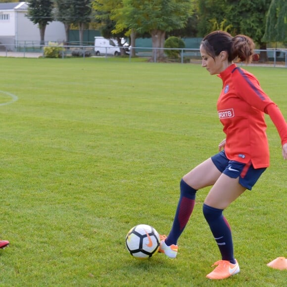 Grace Geyoro et Fabienne Carat - Fabienne Carat s'entraîne avec les joueuses du Psg pour l'émission Happy Sports sur beIN Sport au centre d'entraînement du Psg à Louveciennes le 9 novembre 2017. © Giancarlo Gorassini/Bestimage